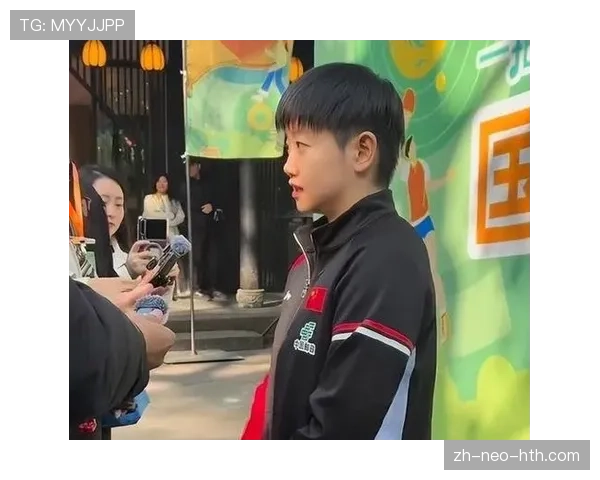孙颖莎训练完随手啃个苹果，这自律程度真不是一般人能扛住的